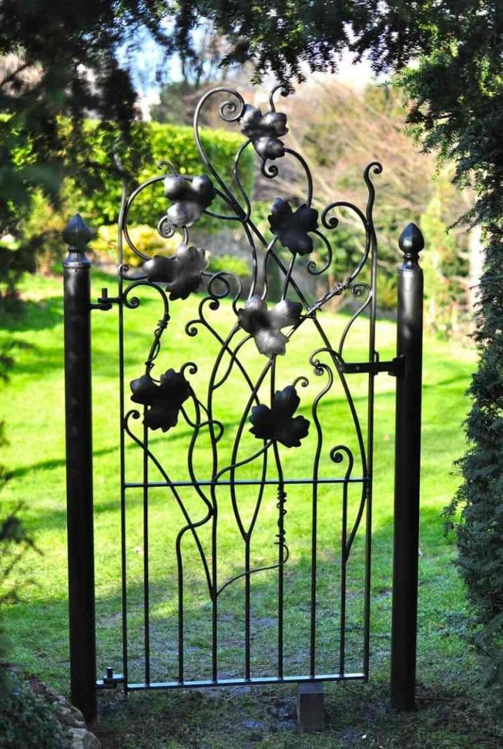 La Porte De Jardin Et Portail Nous Accueillent Avant … tout Decoration De Jardin En Fer Forgé