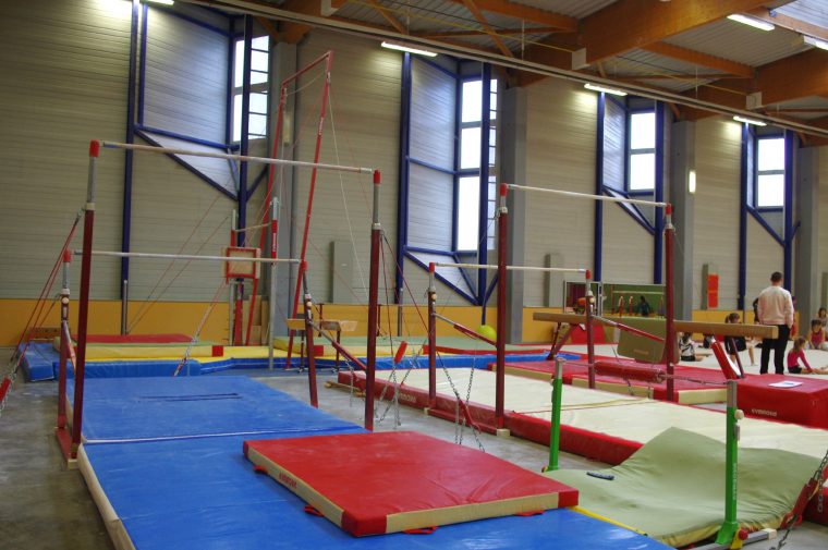 Le Gymnase Rene Jardin – Les Hirondelles De Villefranche … tout Barre De Gymnastique Pour Jardin