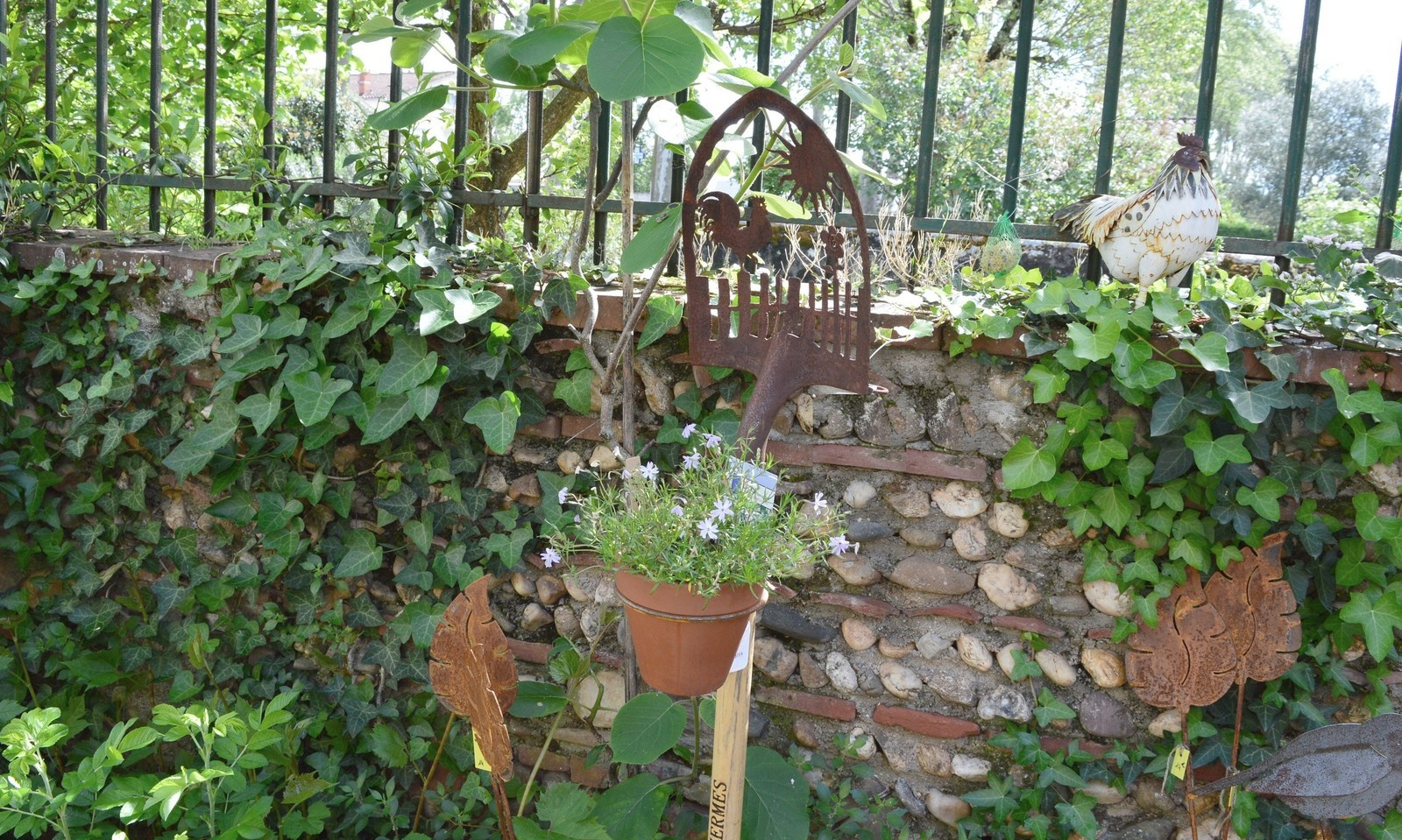 Le Jardin De Loft &amp; Dépendances Est Ouvert - Loft ... pour Decoration De Jardin En Fer Forgé