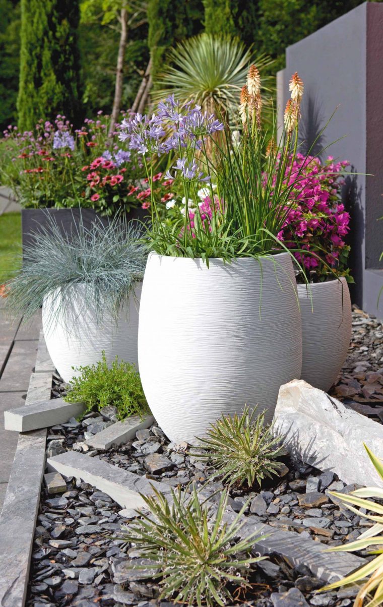 Les Pots Blancs Mettent En Avant La Couleur Vive Des Plantes … concernant Pot Deco Jardin Exterieur