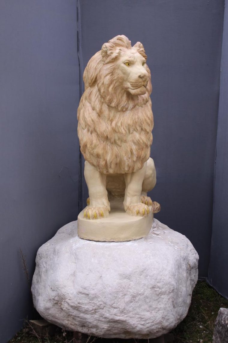 Lion En Pierre Reconstituée Sur Rocher – Antiquités Du … encequiconcerne Lion En Pierre Pour Jardin