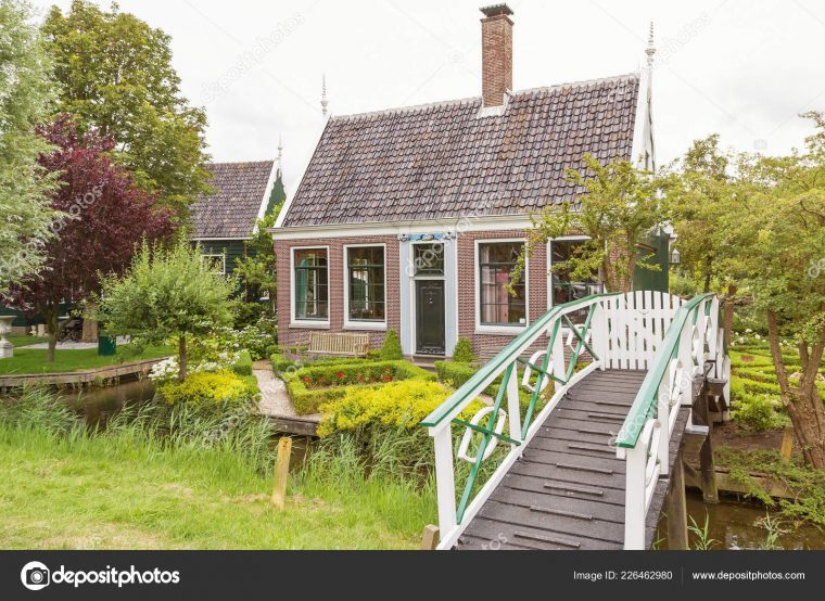 Maison Brique Hollandais Typique Avec Canal Eau Pont Jardin … dedans Pont De Jardin En Bois
