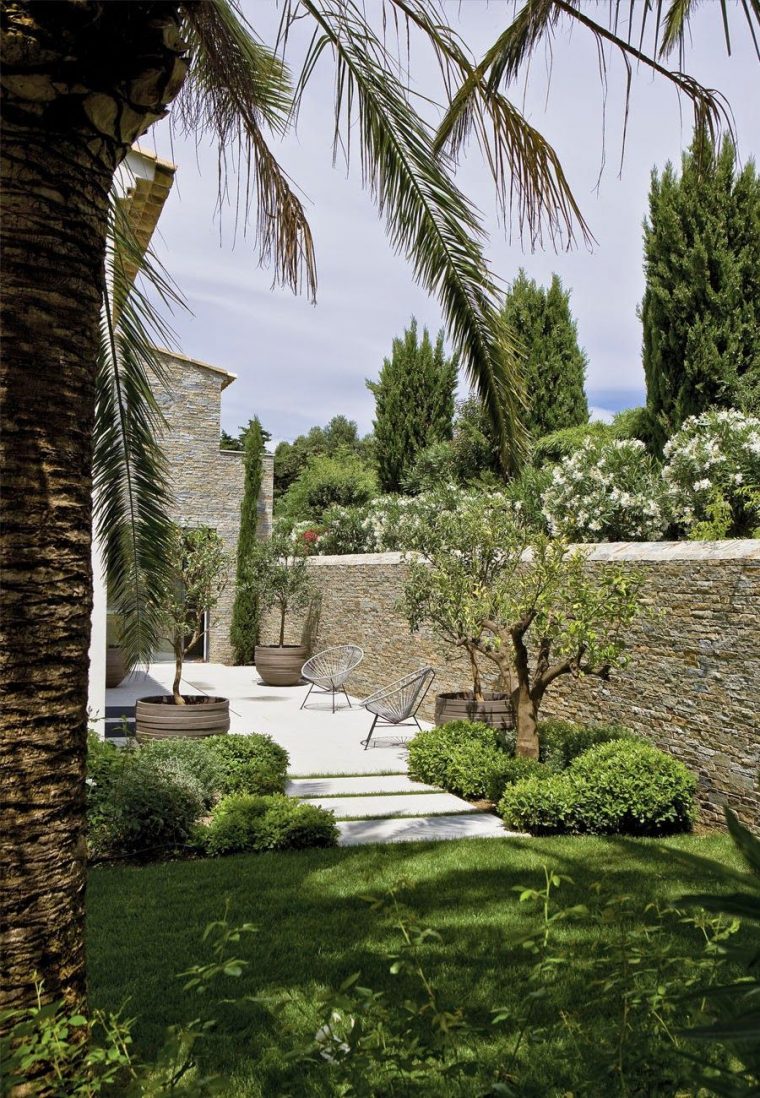 Maison Provençale Contemporaine | Jardins Bucoliques En 2019 … à Amenagement Petit Jardin Mediterraneen
