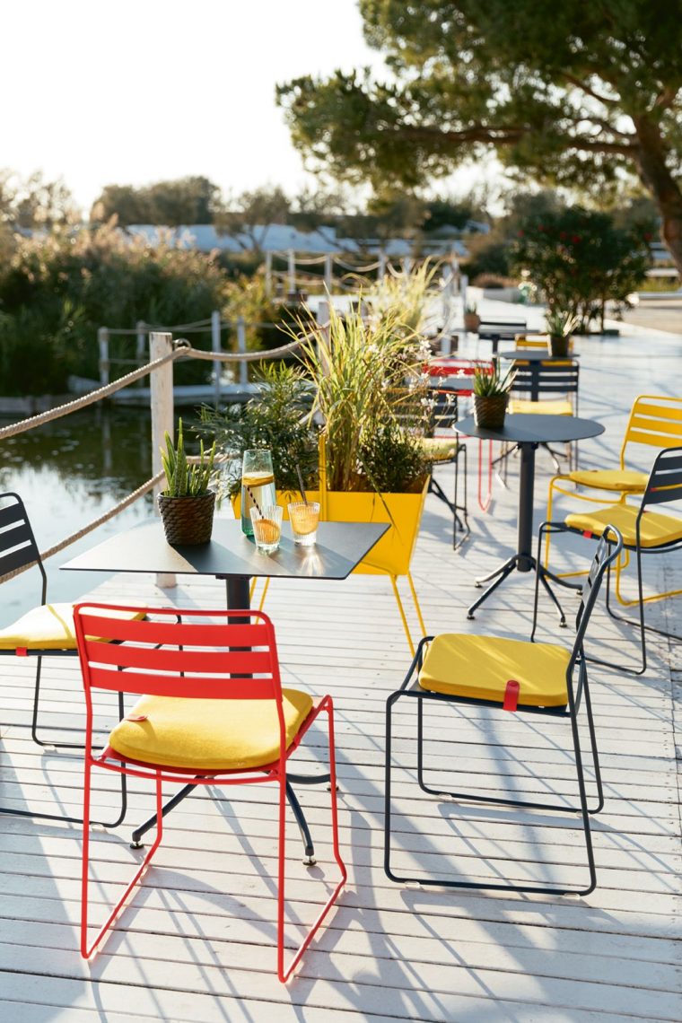 Mobilier #terrasse #restaurant #métal #couleur #surprising … serapportantà Salon De Jardin En Metal De Couleur