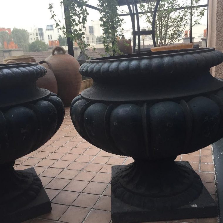 Objets Déco On Instagram: “Paire De Vases En Fonte Xixe … destiné Pot En Fonte Pour Jardin