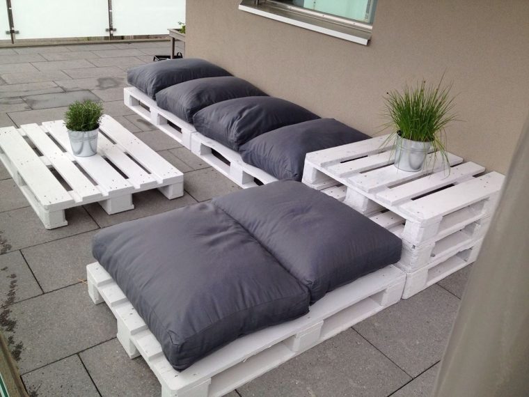 Outdoor Pallet Seats… Could Make These For Indoor Extra … intérieur Bache Pour Salon De Jardin Pas Cher