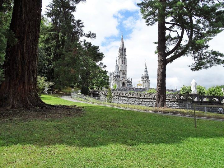 Parc Du Sanctuaire Notre Dame De Lourdes : – Beaux Jardins … pour Les Jardins De Lourdes