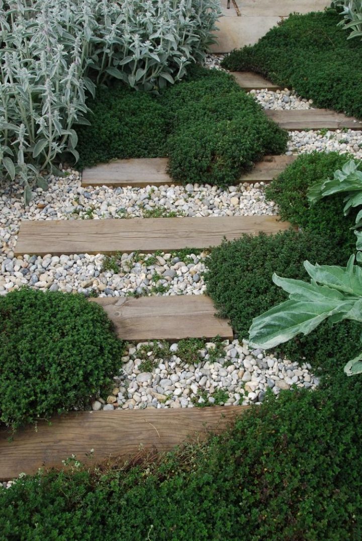 Pas Japonais En Planches De Bois Et Gravier Concassé Et … intérieur Idee Deco Jardin Gravier