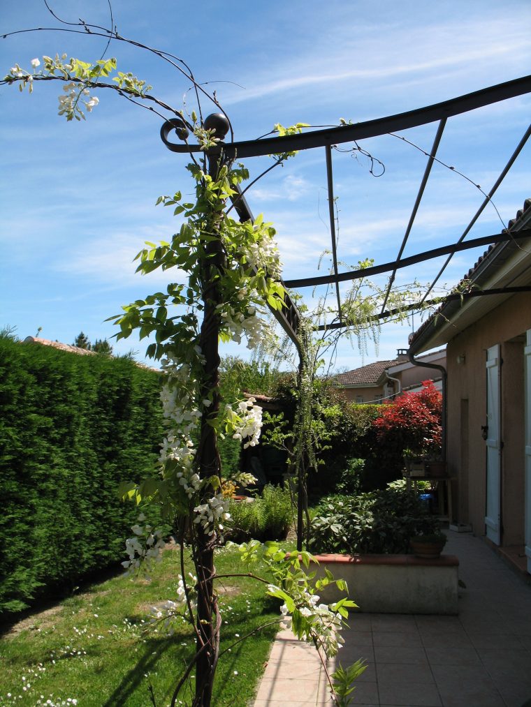 Pergola Ferronnerie D'art Sourrouille Toulouse | Garden En … destiné Tonnelle Métallique Jardin