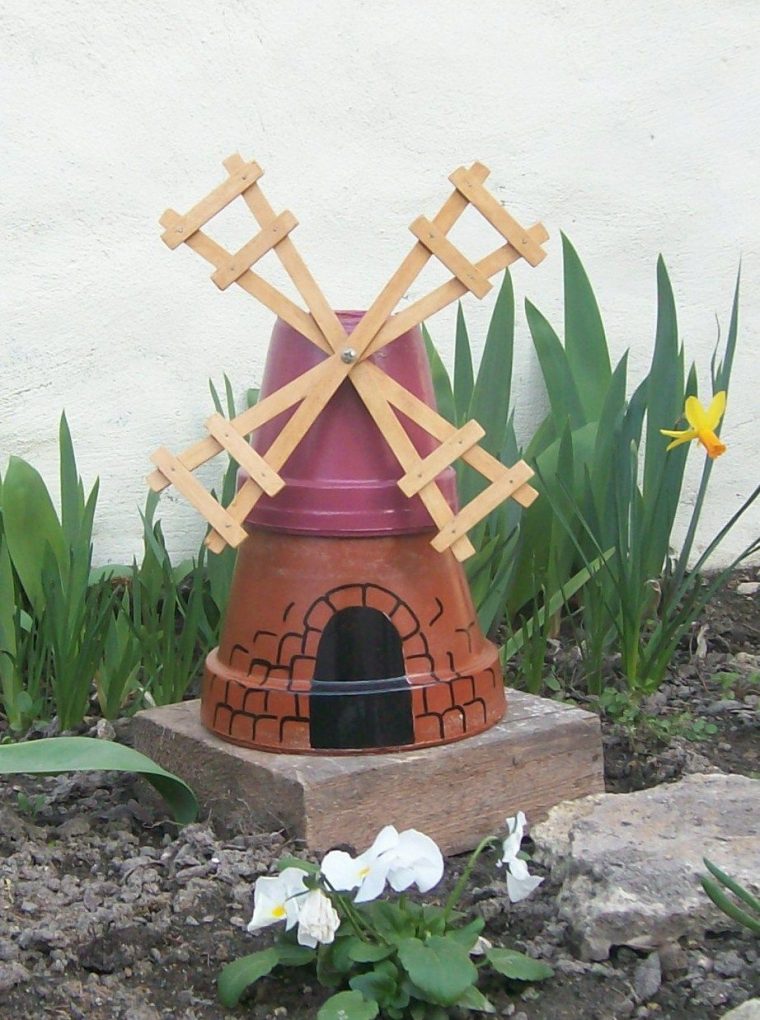 Petit Moulin Fabriqué Avec Des Pots De Fleurs | Artisanats … à Fabriquer Un Moulin À Vent De Jardin