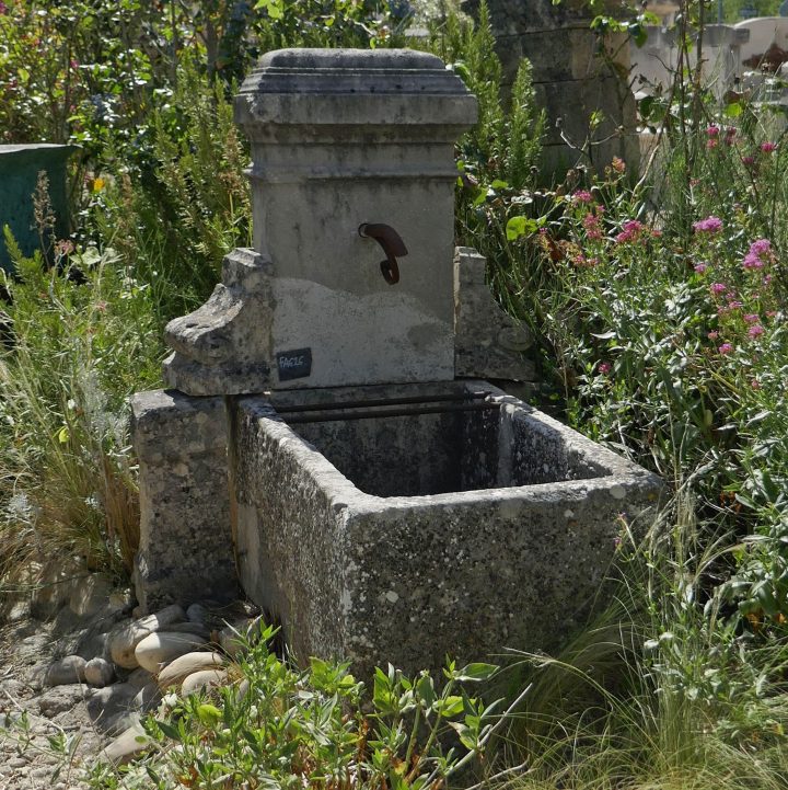 Petite Fontaine De Jardin En Vieilles Pierres : Ancien Bac … pour Petite Fontaine De Jardin