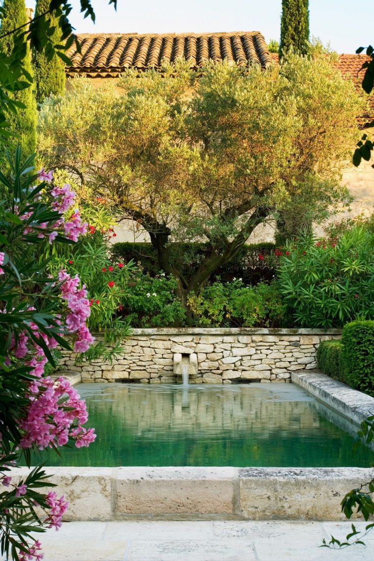 Pierre Bergè's Garden In Provence | Jardin D'eau, Jardin … intérieur Bassin De Jardin En Pierre