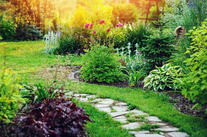 Pour Un Beau Jardin : L'aménagement Paysager – Notre-Siècle destiné Dalle Plastique Jardin