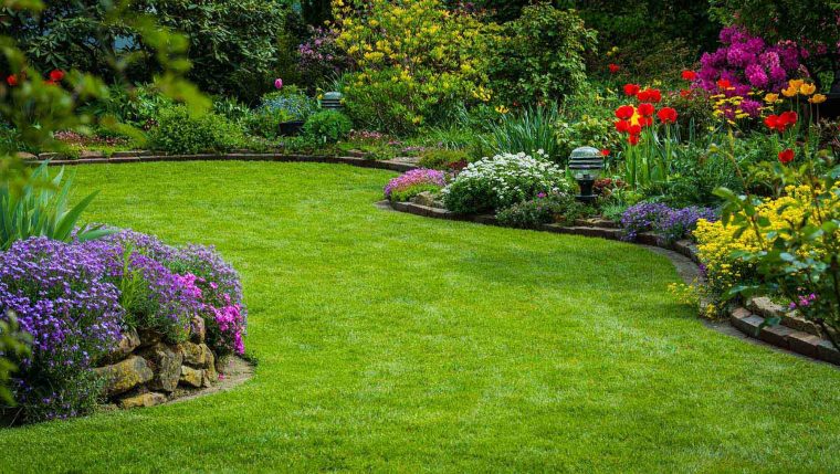 Prix Moyen Au M2 Pour La Création D'une Pelouse De Gazon Par … intérieur Refaire Son Jardin Paysagiste