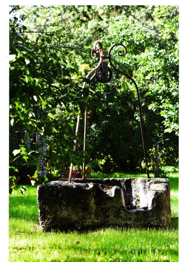 Puits Ancien Et Son Fer Forgé | Puits D'eau, Decoration … avec Decoration De Jardin En Fer Forgé