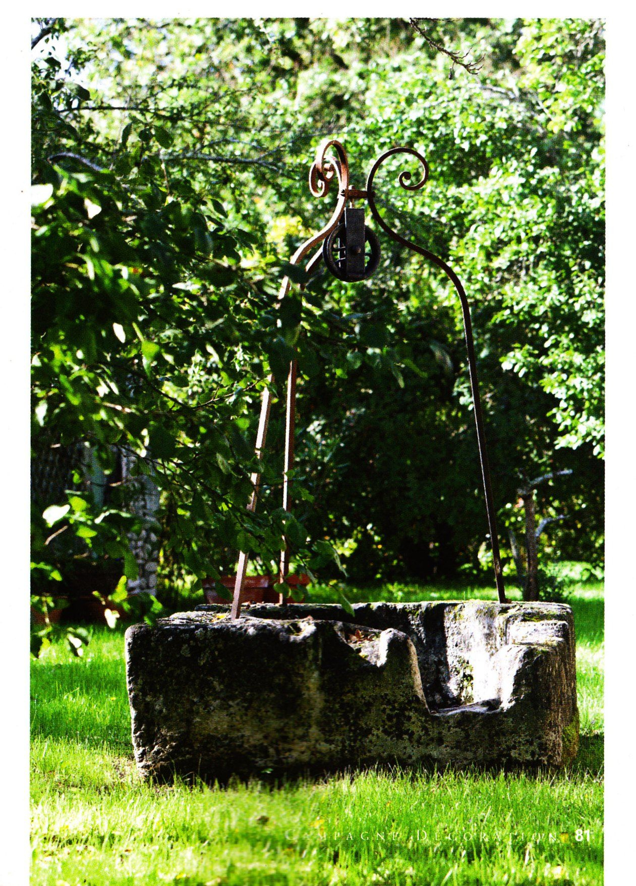 Puits Ancien Et Son Fer Forgé | Puits D'eau, Decoration ... avec Decoration De Jardin En Fer Forgé
