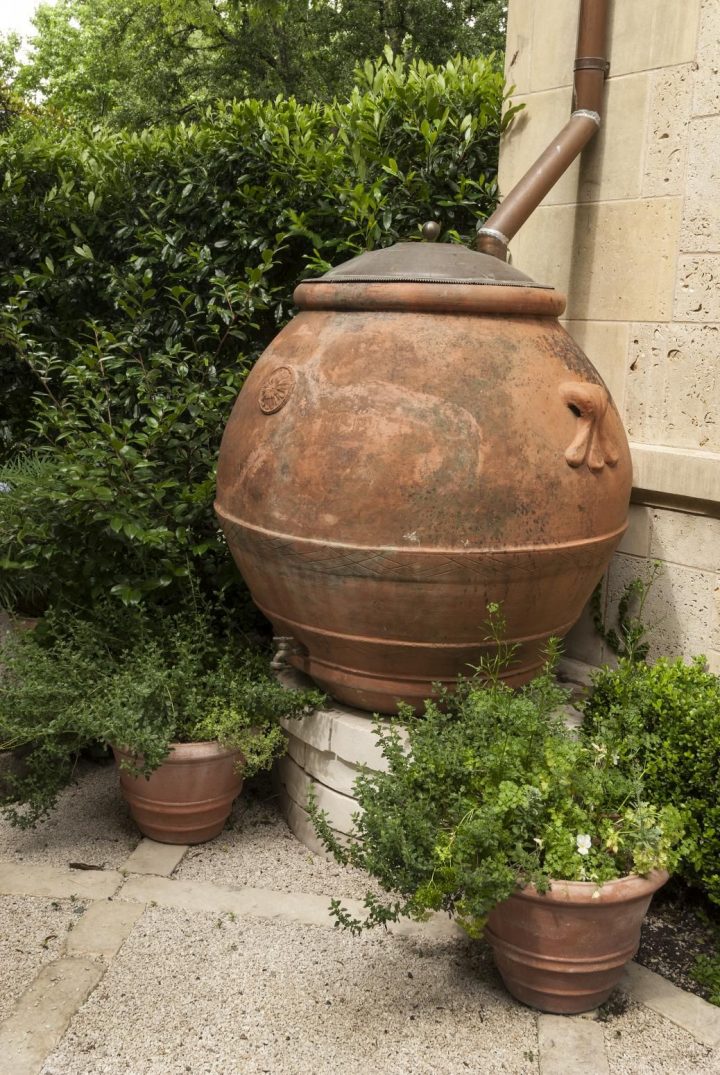 Recyclage D'une Vieille #jarre A Huile D'olive En Baril De … concernant Jarre De Jardin