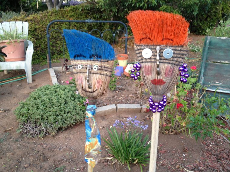 Repurposed Brooms! | Épouvantail De Jardin, Idées Jardin … destiné Epouvantail De Jardin