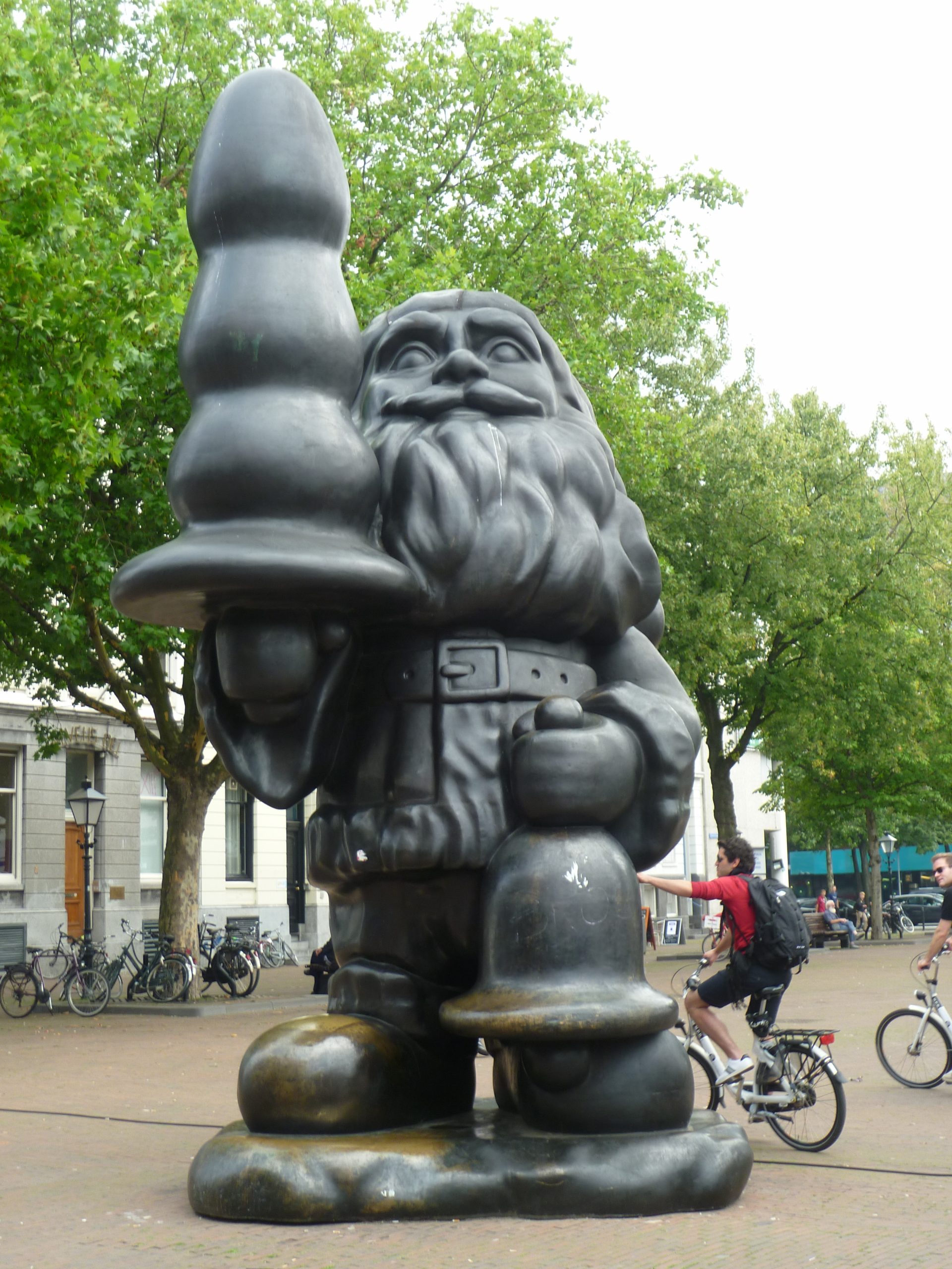 Rotterdam, Promenade Entre Les Sculptures | L'œil De L'écureuil concernant Nain De Jardin Géant