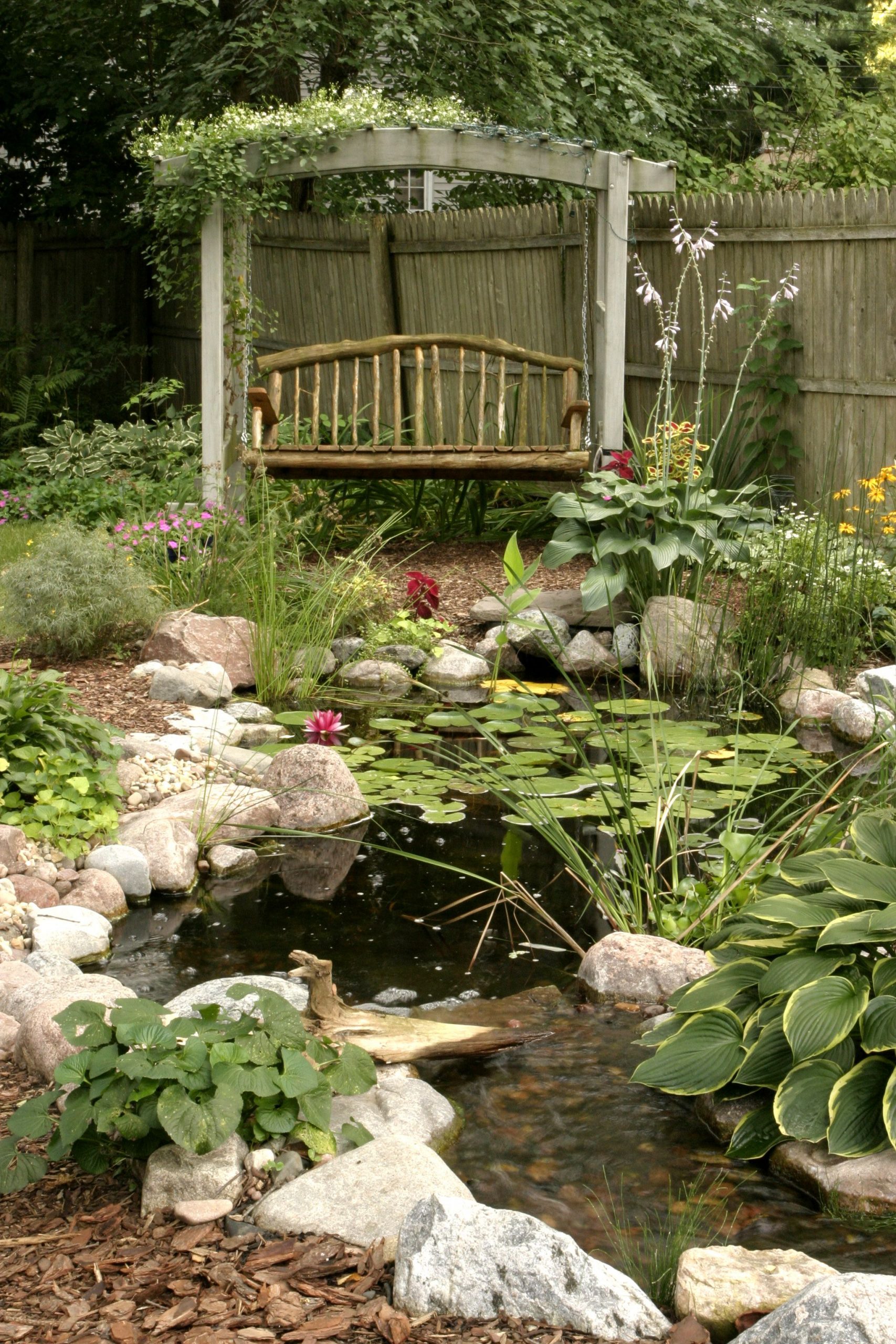 Rustic Swing By A Backyard Pond And Stream. | Bassin De ... avec Bassin De Jardin Préformé