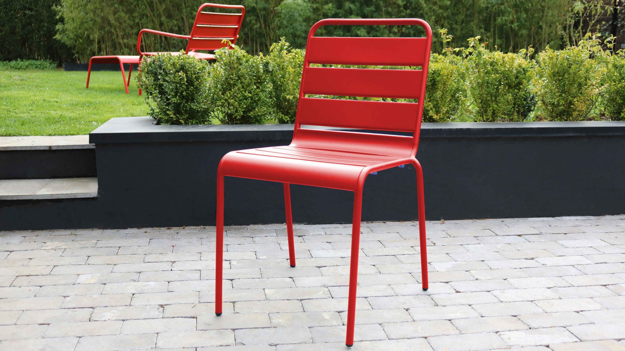 Salon De Jardin : Le Rouge Nous Inspire Pour Un Extérieur ... concernant Salon De Jardin Métal Coloré