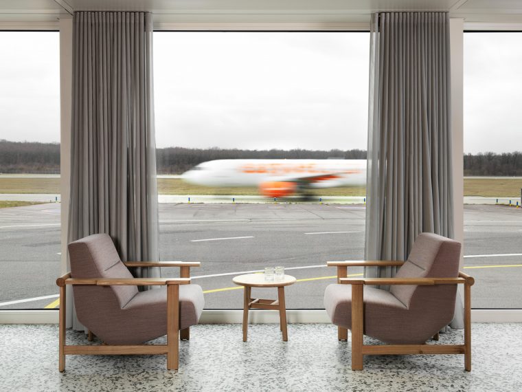 Sky's The Limit: New Airport Lounges Fly High pour Fly Mobilier De Jardin