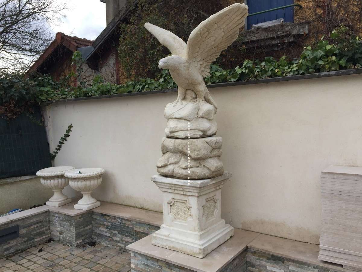 Statue En Pierre Reconstituee Aigle Sur Socle-A pour Statue De Jardin En Pierre Reconstituée