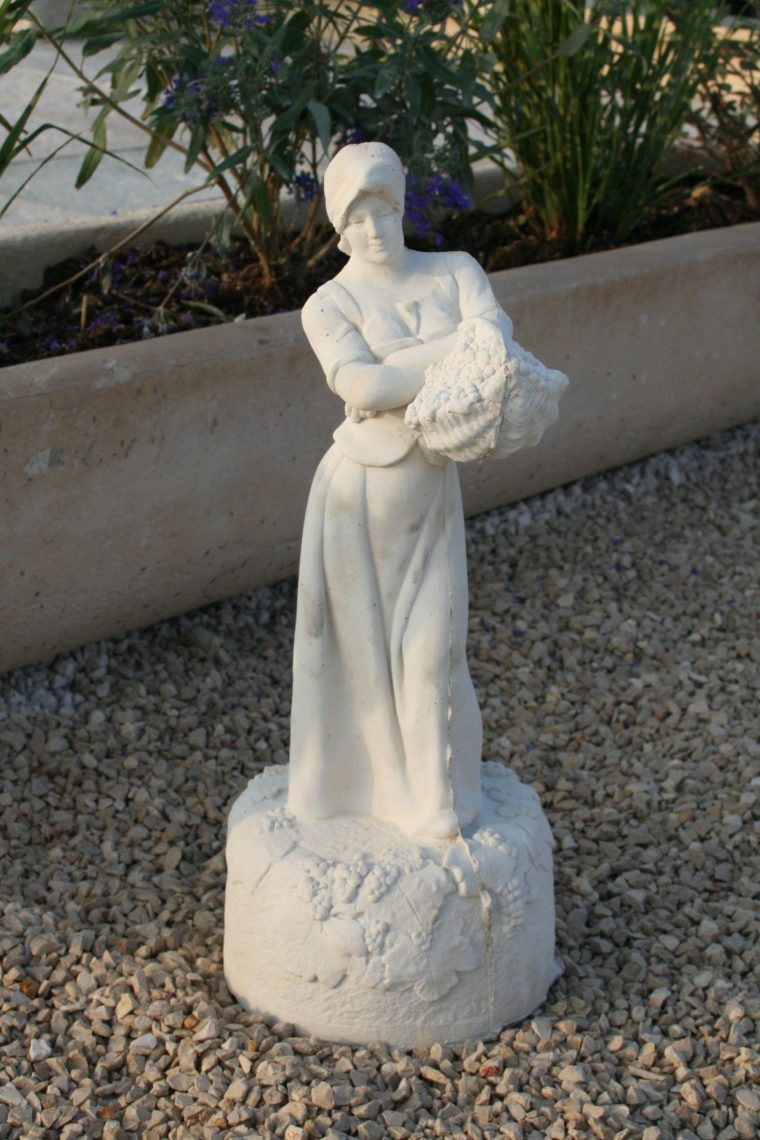 Statuette Vendangeuse, En Pierre Reconstituée Moulée … pour Statue De Jardin En Pierre Reconstituée
