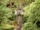 Statut Du Boudha Maitraiya Dans Le Jardin D'un Temple À ... concernant Statut De Jardin