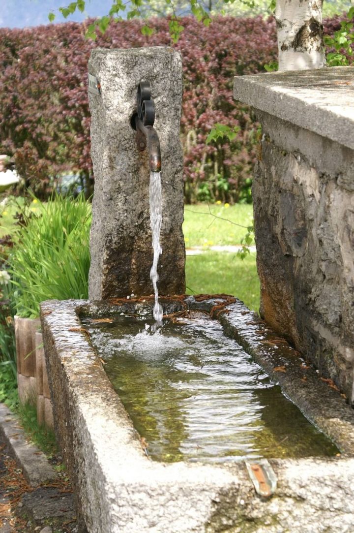 Stone Water Trough Makes A Natural Water Feature. | Water … encequiconcerne Fontaine A Eau De Jardin