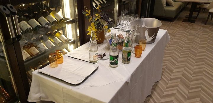 Table Bistrot Haute Génial Hilton Evian Les Bains Hotel … intérieur Salon De Jardin Table Haute