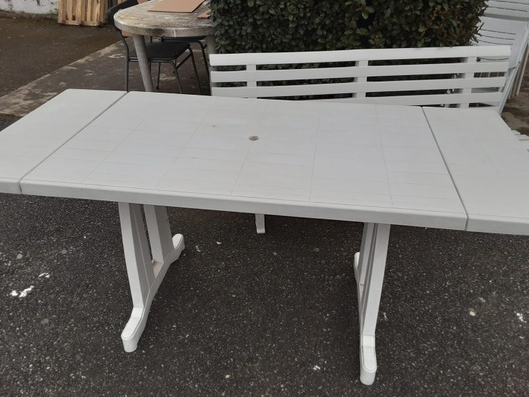 Table De Jardin Plastique Blanc A Rallonges Occasion – Le … serapportantà Table De Jardin Plastique Blanc