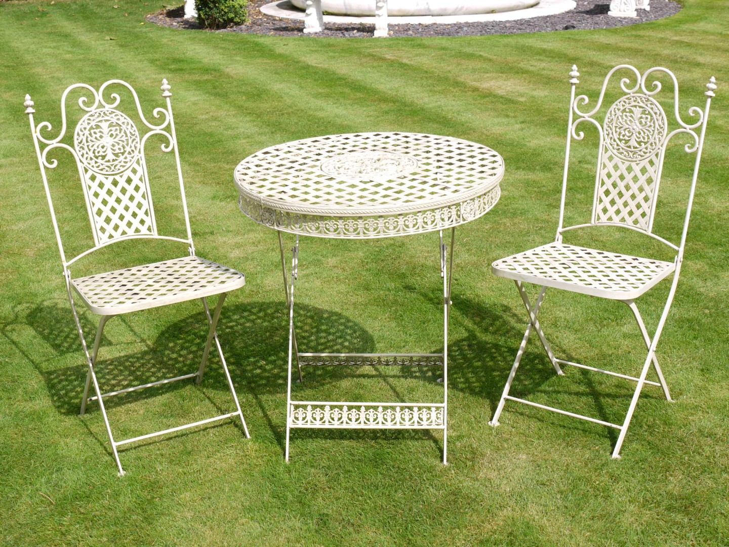 Table De Jardin Ronde Avec Deux Chaises Pliantes En Métal pour Table Et Chaises De Jardin En Fer