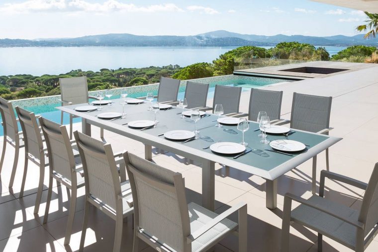 Table Extensible Allure En Verre Bleu Orage Silver 12 Places … à Salon De Jardin Verre Trempé