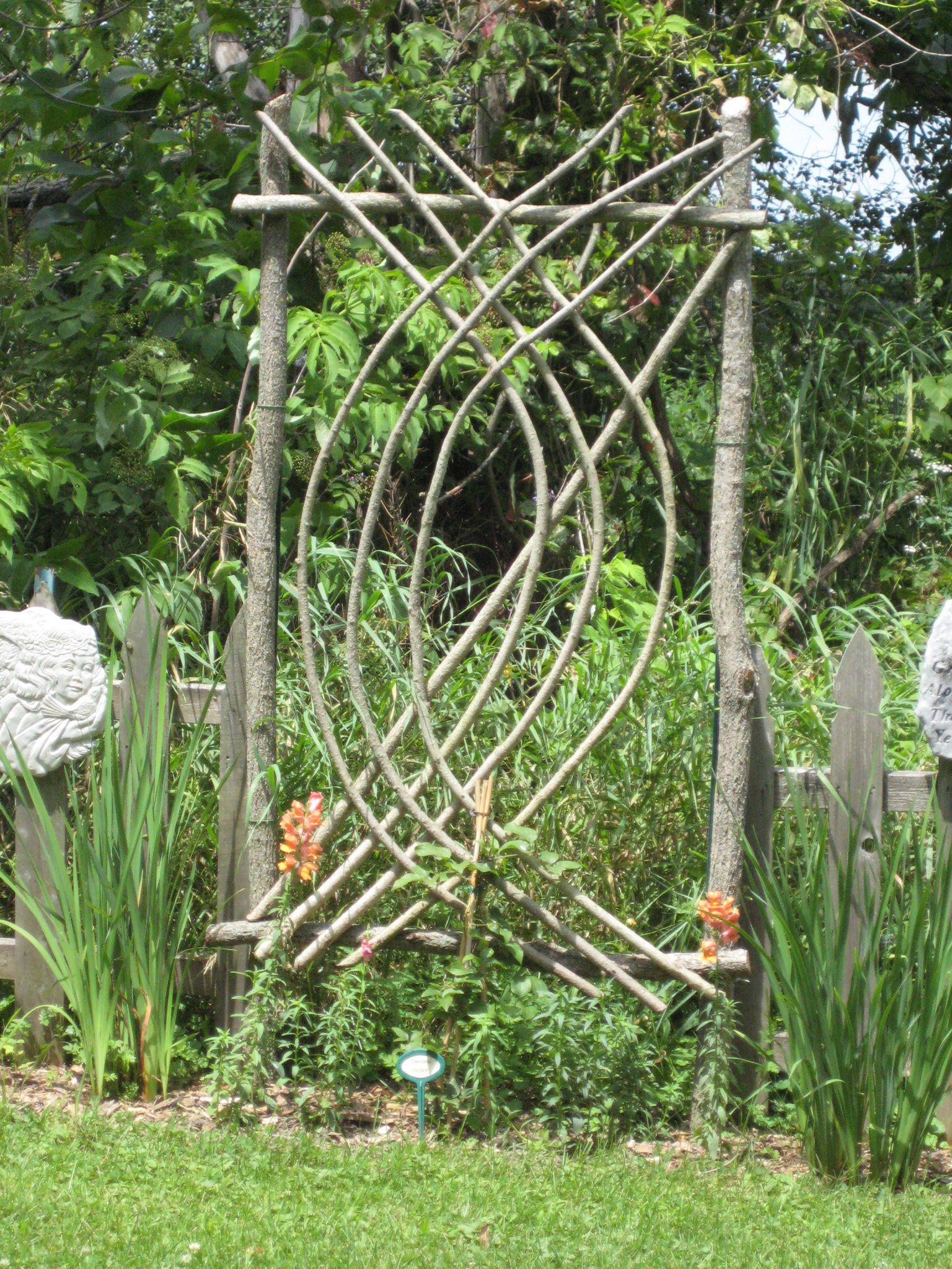 This Is A Willow Arbor I Made For A Clematis | Déco Jardin ... avec Tonelle De Jardin
