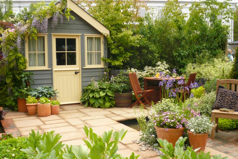 Trois Astuces Pour Customiser Son Abri De Jardin – Détente … à Comment Aménager Son Jardin Devant La Maison