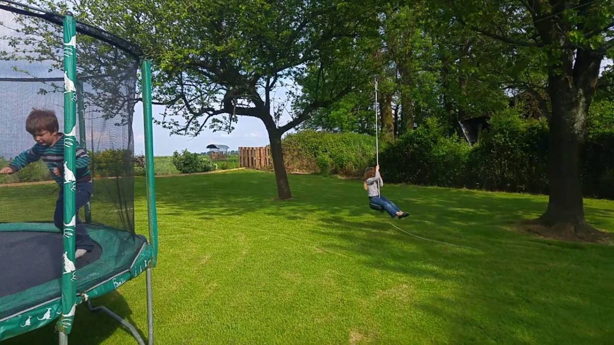 Tyrolienne Dans Jardin Pour Enfants. - destiné Tyrolienne De Jardin