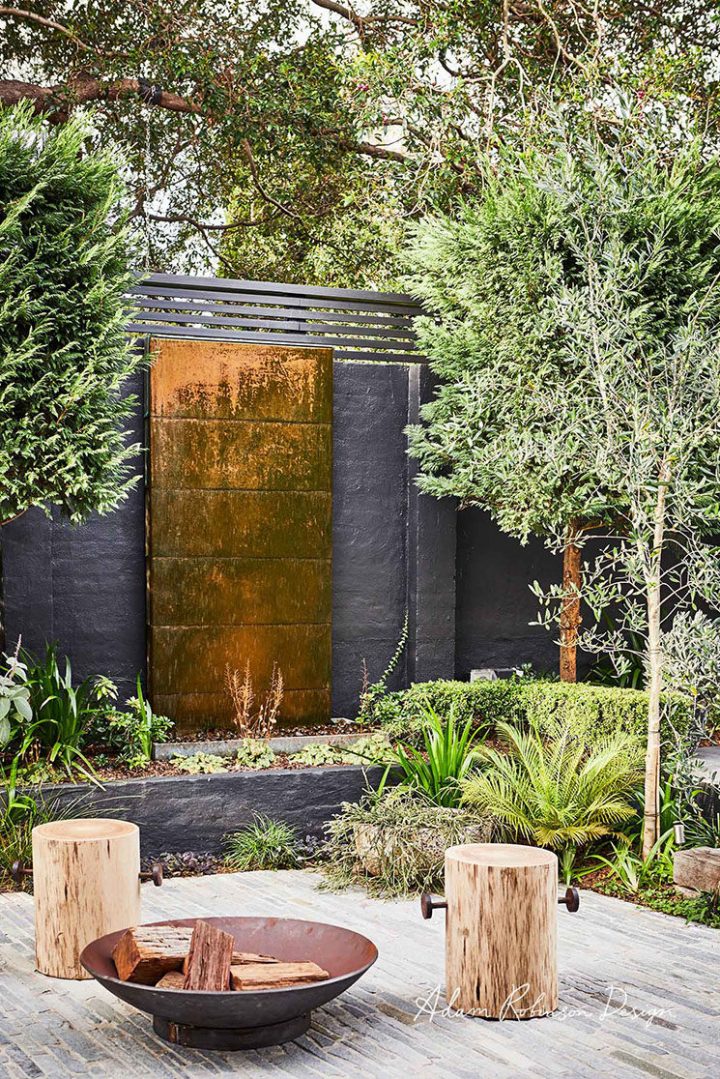 Un Mur De Jardin Noir – Turbulences Déco destiné Déco Jardin Bambou