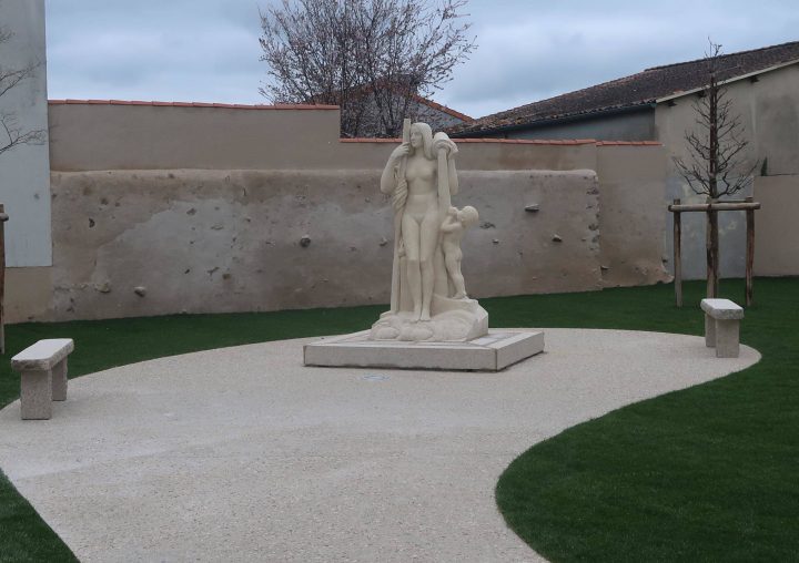 Un Nouveau Square Pour La Statue De La Rivière destiné Statues De Jardin Occasion