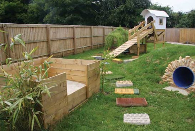 Un Terrain Adapté Aux Chiens – Jardinier Paresseux pour Barriere Jardin Pour Chien