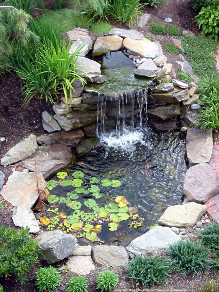Une Cascade D'eau Dans Un Bassin De Jardin Parfaitement … concernant Petit Jardin Avec Bassin