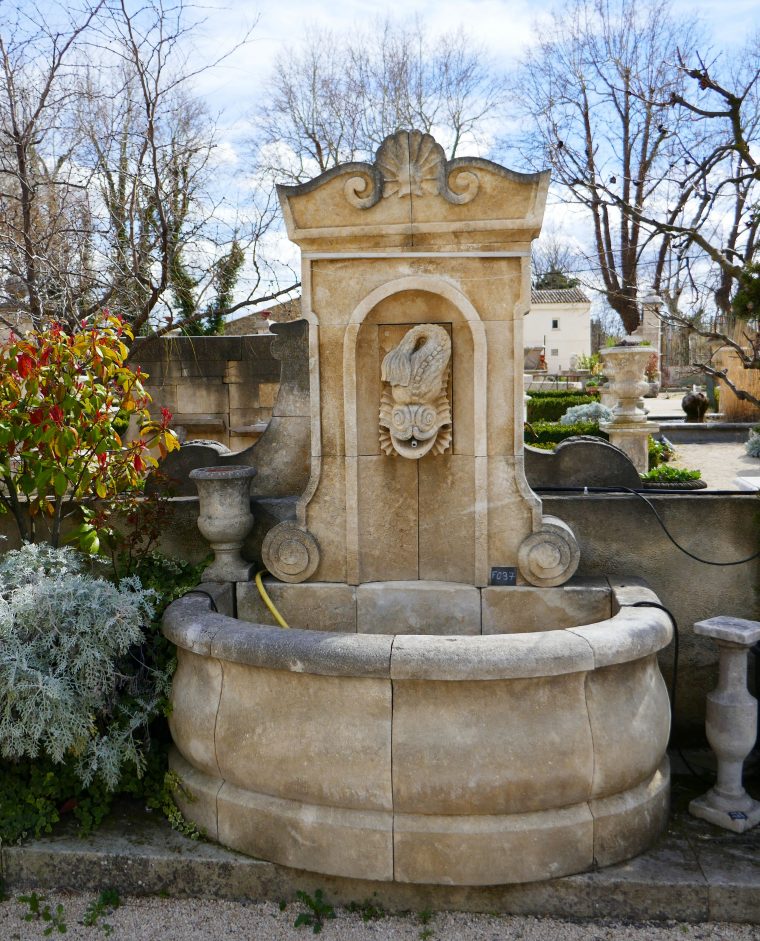 Une Fontaine De Jardin 100% Provençale ! En Effet, Cette … encequiconcerne Grande Fontaine De Jardin