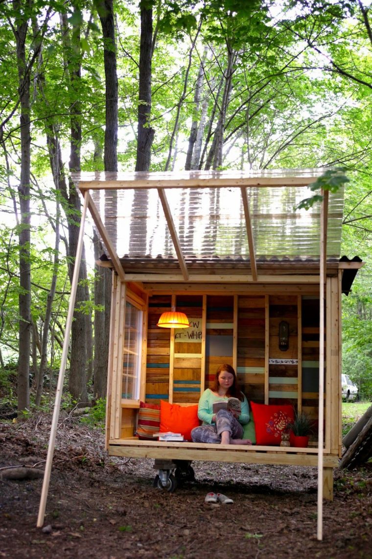 Une Petite De #cabane Sous Forme De Balançoire, Un Espace De … dedans Amenagement Chalet De Jardin