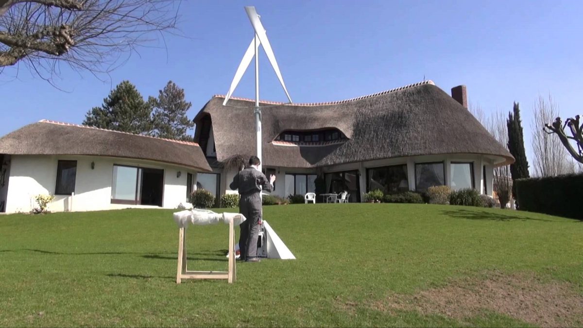 Une Petite Éolienne Qui S'installe En Un Temps Record ... avec Petite Éolienne De Jardin