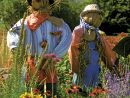 Using Scarecrows As A Garden Guard | Épouvantail De Jardin ... tout Epouvantail De Jardin