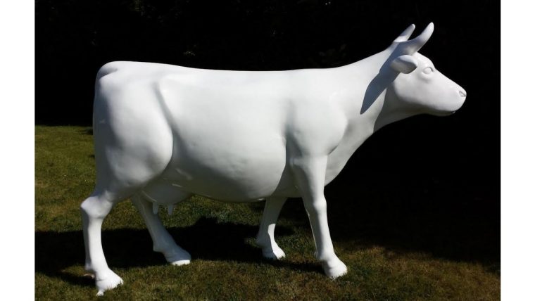 Vache En Résine Grandeur Nature Blanche serapportantà Vache En Resine Pour Jardin