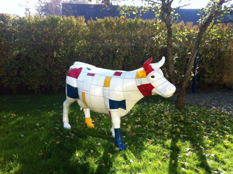 Vache Style Mondrian En Situation | Vache, Cow Parade, Art … intérieur Vache En Resine Pour Jardin