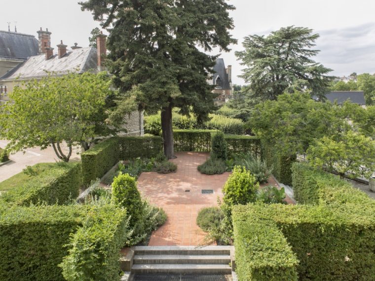 A Blois, Dans Le « Jardin Des Simples Et Des Fleurs Royales … avec Enclos Jardin
