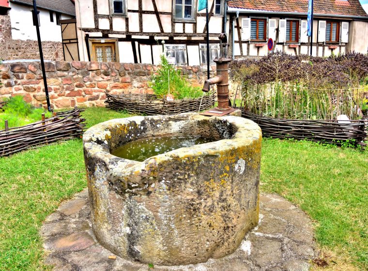 File:puits Ancien Dans Le Jardin Médiéval.jpg – Wikimedia … tout Puit De Jardin