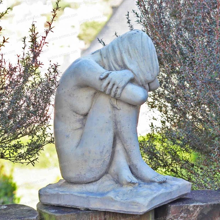 Sculpture Femme Décorative En Beton concernant Statuette De Jardin
